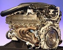 Obwohl der als Frontmittelmotor eingesetzte V10 so kompakt wie ein herkömmlicher V8 und mit rund 200 Kilogramm Trockengewicht so leicht wie ein konventioneller V6 ausfällt, liefert er die Performance eines absoluten Supersportwagen-Triebwerks. 